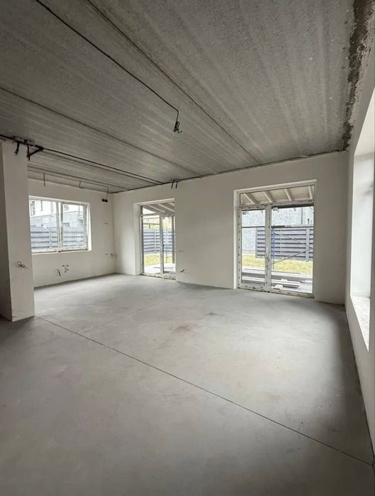 Сучасний будинок з чистовим оздобленням.