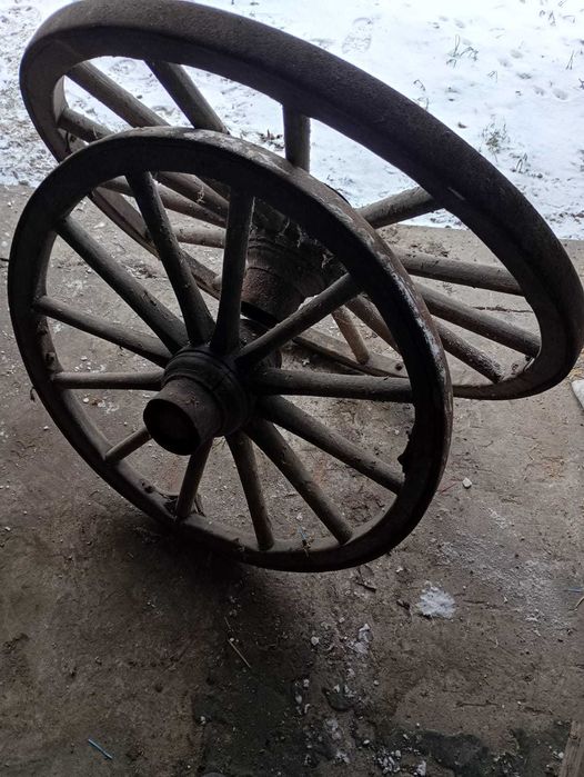 Zabytkowe koła z bryczki