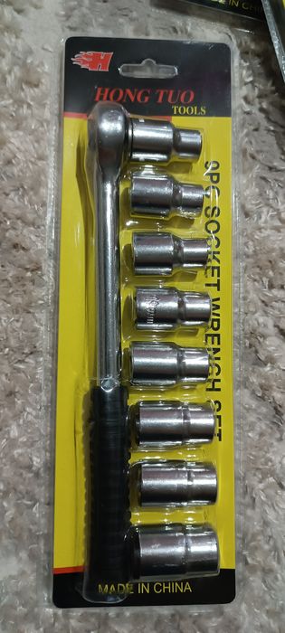 Ключ трещётка с торцевыми головками и другой ручной инструмент.