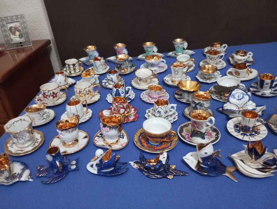 Chávenas pequenas de colecao