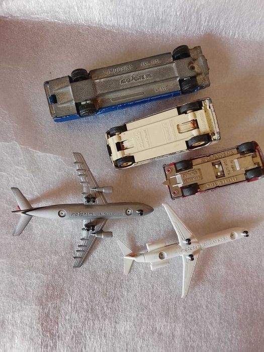 Miniaturas de Aviões e Carros Majorette.
