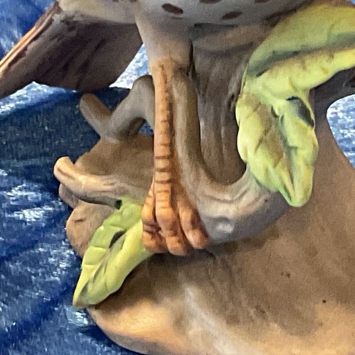 Ave em tronco biscuit pintura manual 13 cm