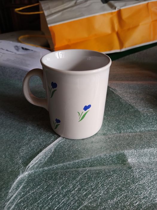 Mug.            .425653555304878080