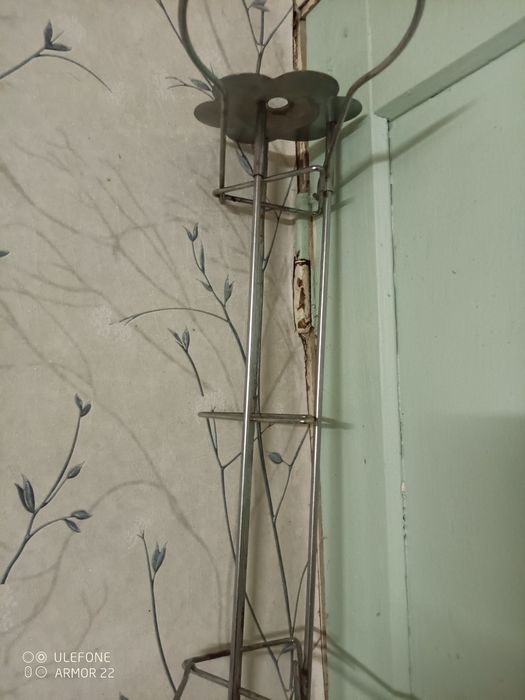 Угловая подставка для цветов