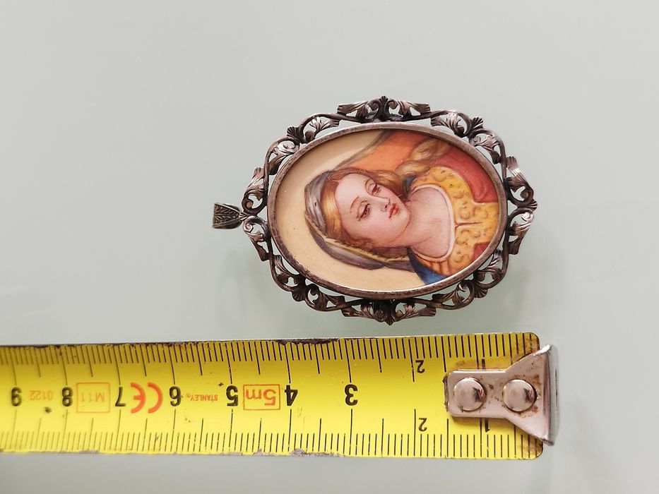 Lindo broche antigo pintado à mão em prata. Estado muito bom .broche o