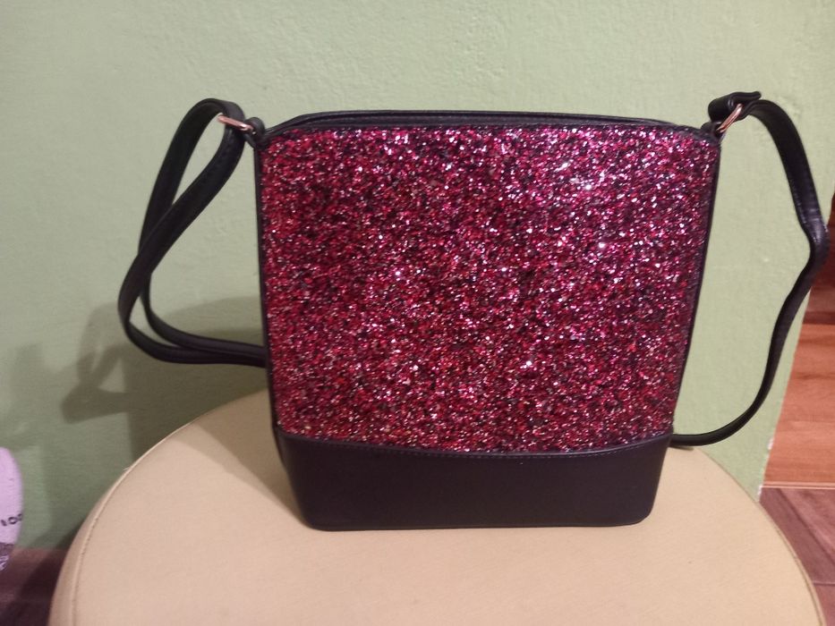 Torebka czarna ramie  z świecącym