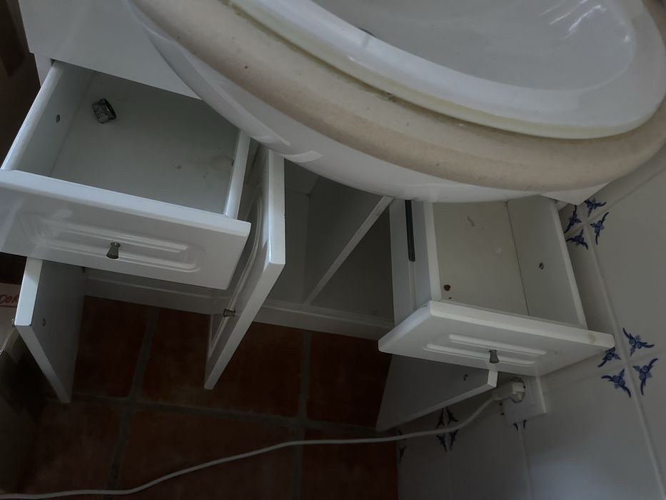 Móvel de casa de banho branco com lavatório e espelho