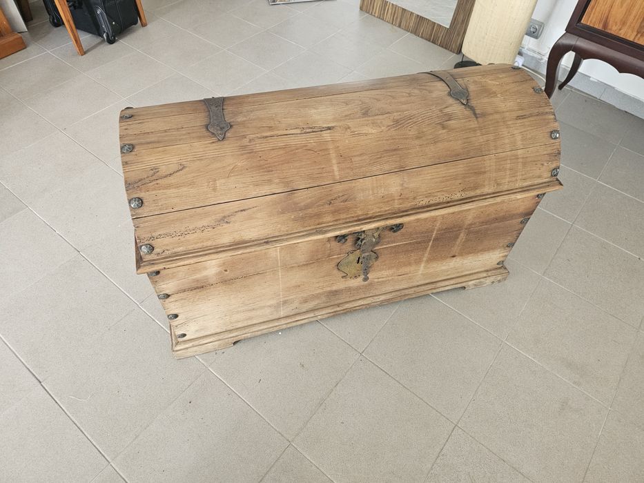 Baú em Madeira Antigo