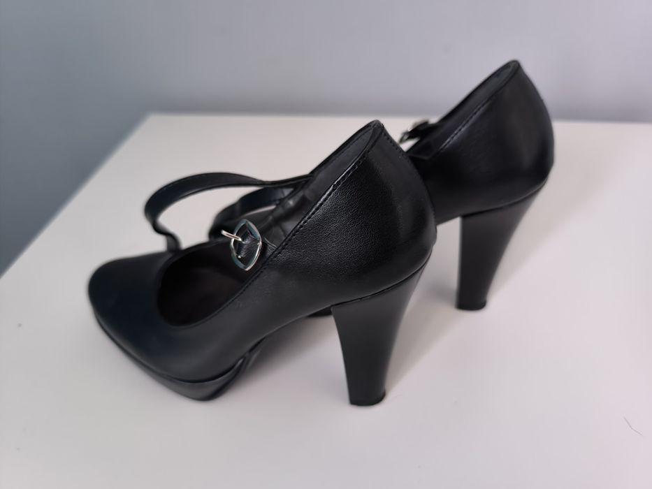 Buty nieużywane czarne obcas wygodne 34