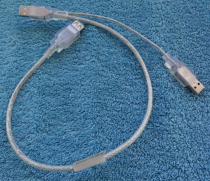 Cabo USB com duas derivações USB