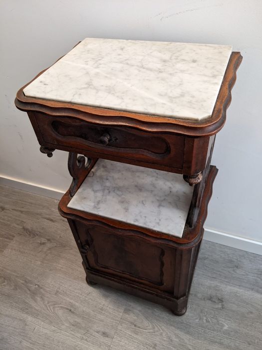 Par de mesas cabeceira com mármore; bedside table with marble