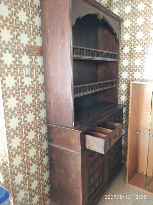 Bom preço, Louceiro antigo em madeira, trabalhada,