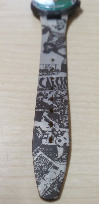 Relógio tipo Swatch.