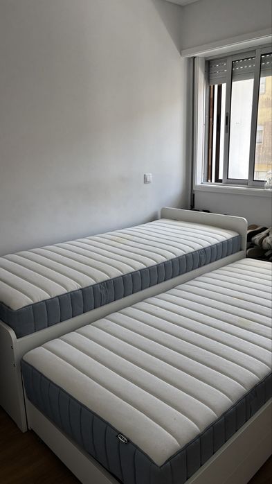 Conjunto de cama solteira composta com gavetas e colchões