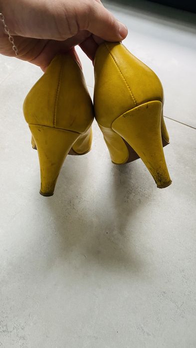 Żółte szpilki Ryłko