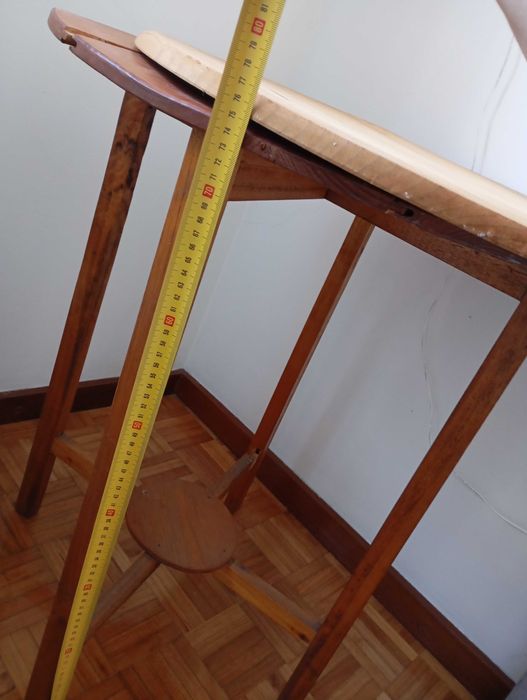 Mesa redonda de madeira.