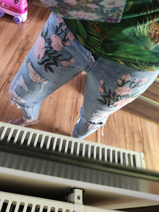 Spodnie z dziurami i kwiatami Only 27/32 S 36