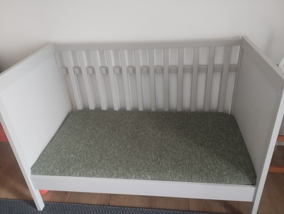 Berço (cama) de cor cinza (Marca IKEA)