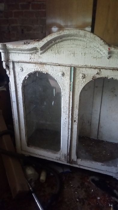 Dwie szafki stara i współczesna