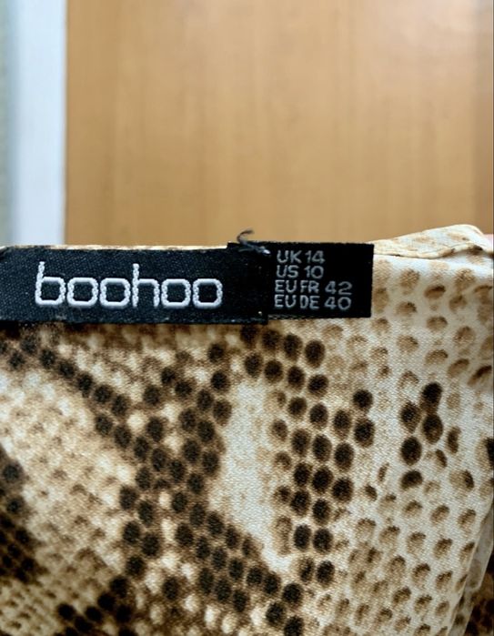 Коричнева сукня з змійовим принтом