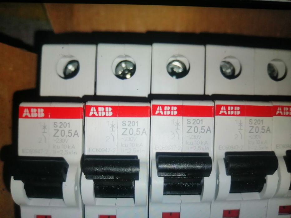 Vários disjuntores novos
