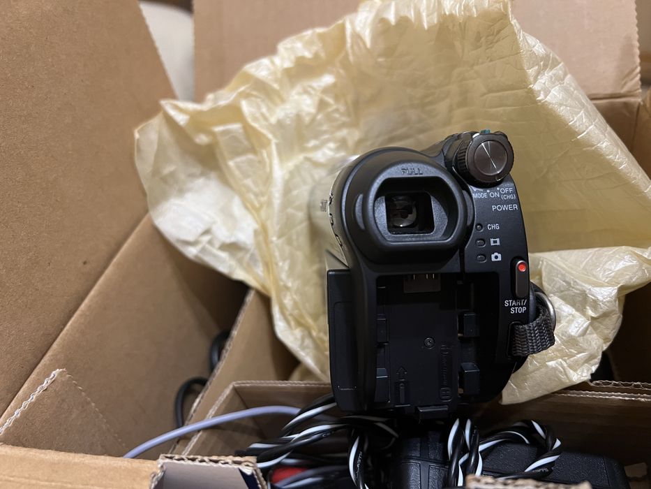 Sony DCR-DVD109E відеокамера з записом на DVD, стан як новий