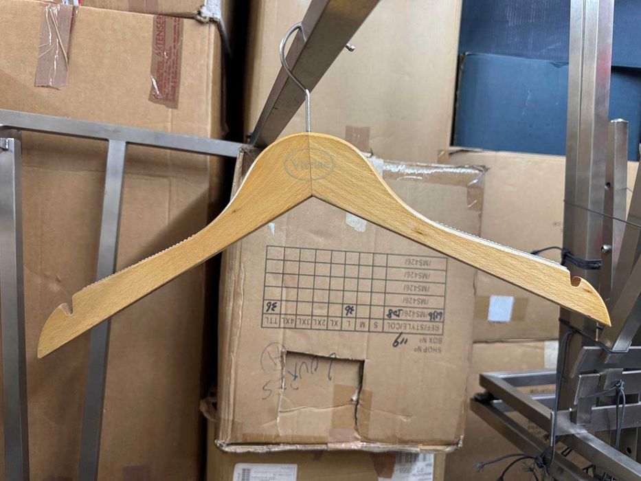 Cabides de madeira, de metal e mistos