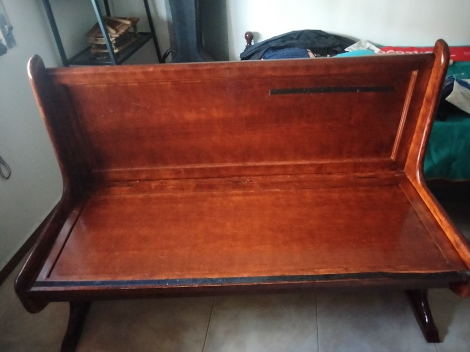 Mesa em pinho mais 2 bancos com arrumação