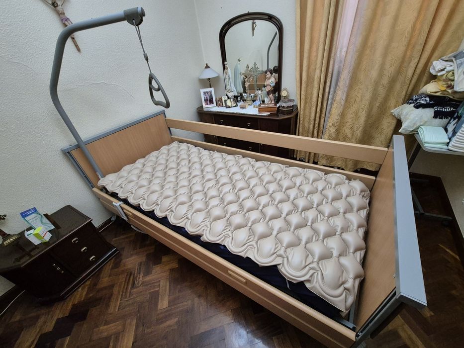 Cama articulada hospitalar