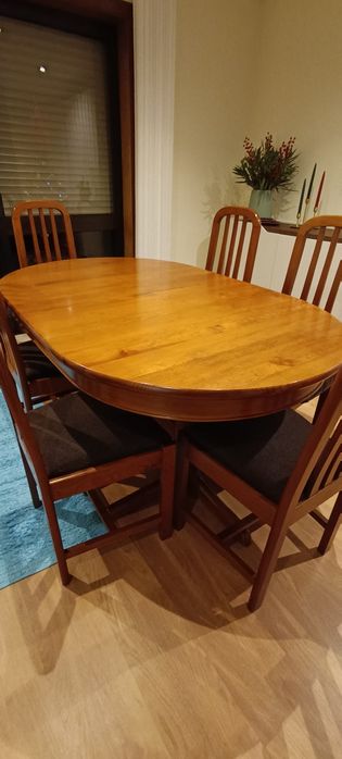 Mesa de  sala em pinho maciço com 6 cadeiras de pinho maciço