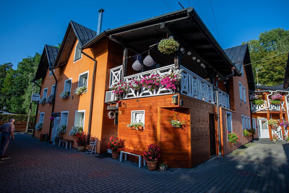 Pokoje apartamenty  USTROŃ oferta dla firm, grup, par ,rodzin.