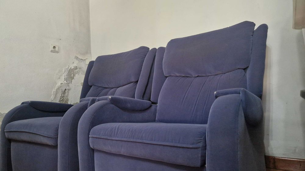 2 poltronas/cadeiras reclináveis estofadas