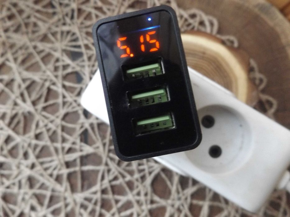 Універсальний зарядний пристрій. Три порти. LED дисплей