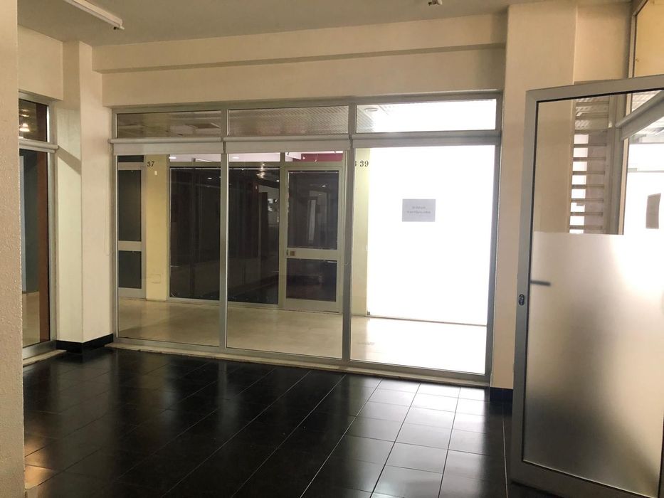 Arrenda-se  loja na Rua Professor Bento de Jesus Caraça, 43