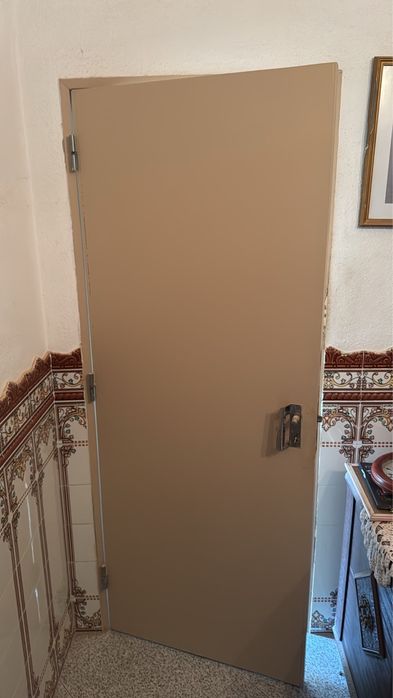 Porta interior lisa usada – com ferragens