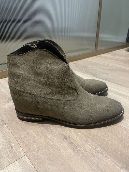 Botki Carinii w kolorze khaki.