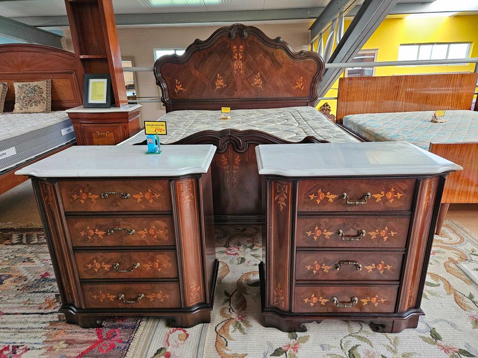 Grandes mesas de cabeceira em madeira e tampo em pedra - ópti