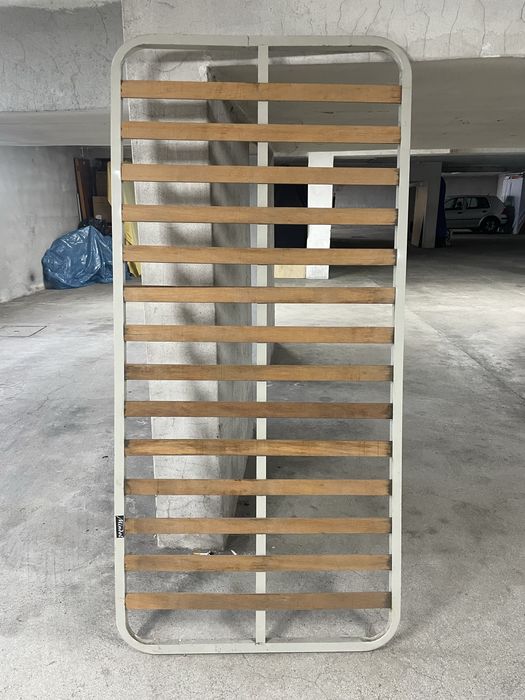 Estrado de cama impecável