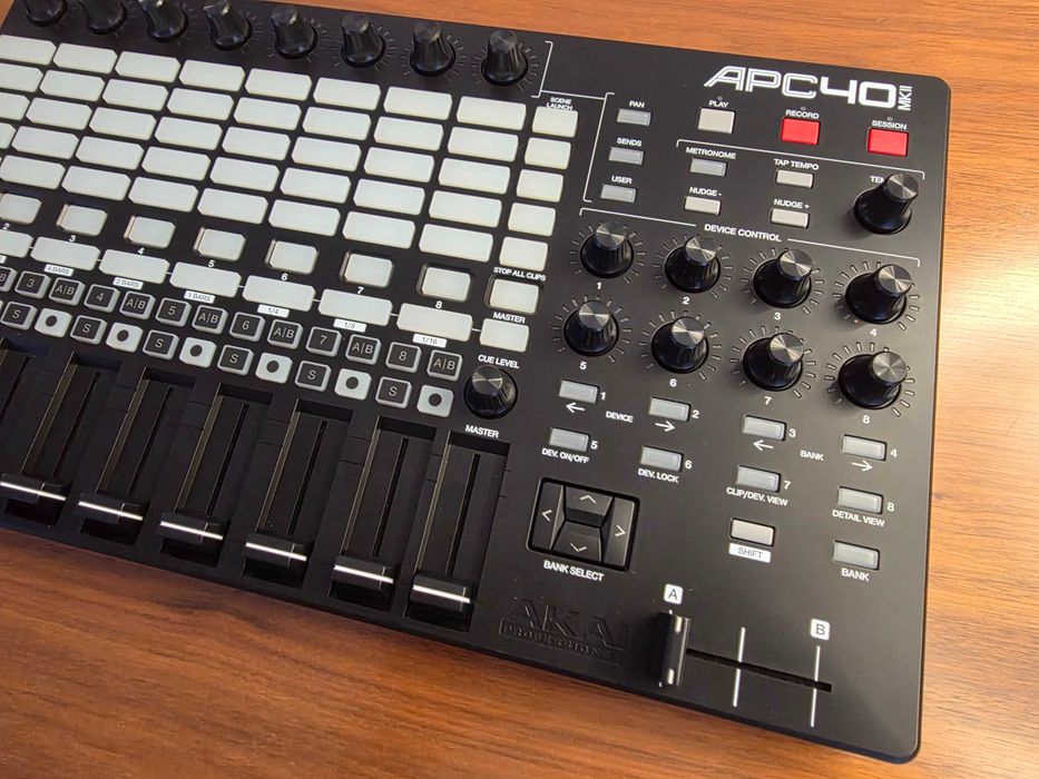 AKAI APC 40 Mk2 com Decksaver - midi controller