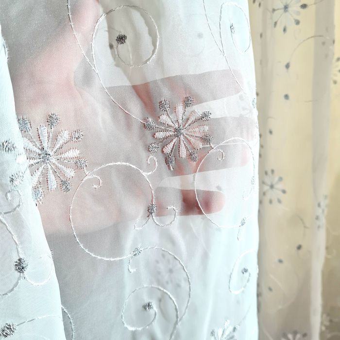 Firana woal haftowany kwiaty biało- srebrne