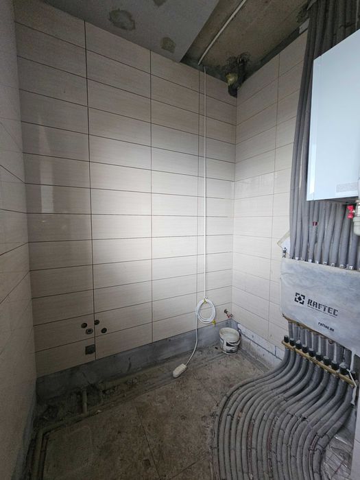 Продаётся новый просторный дом недалеко от воды, в районе Карачунов