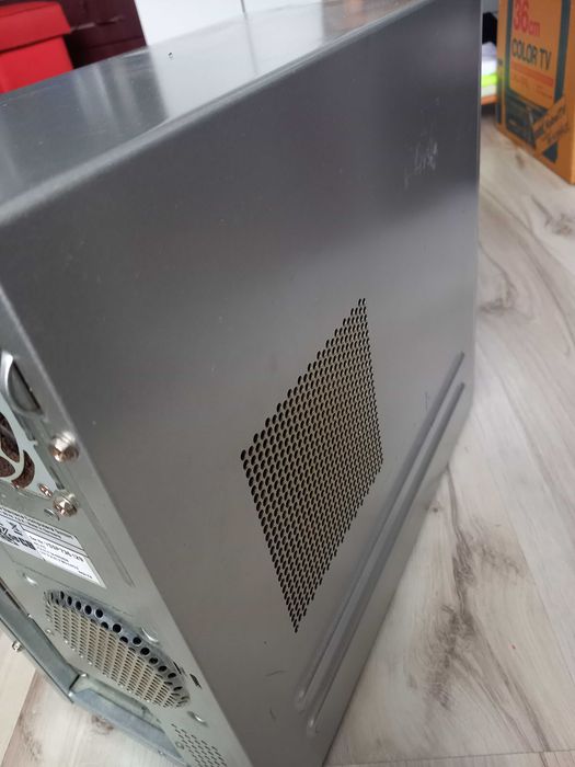 Obudowa PC z zawartością komputer