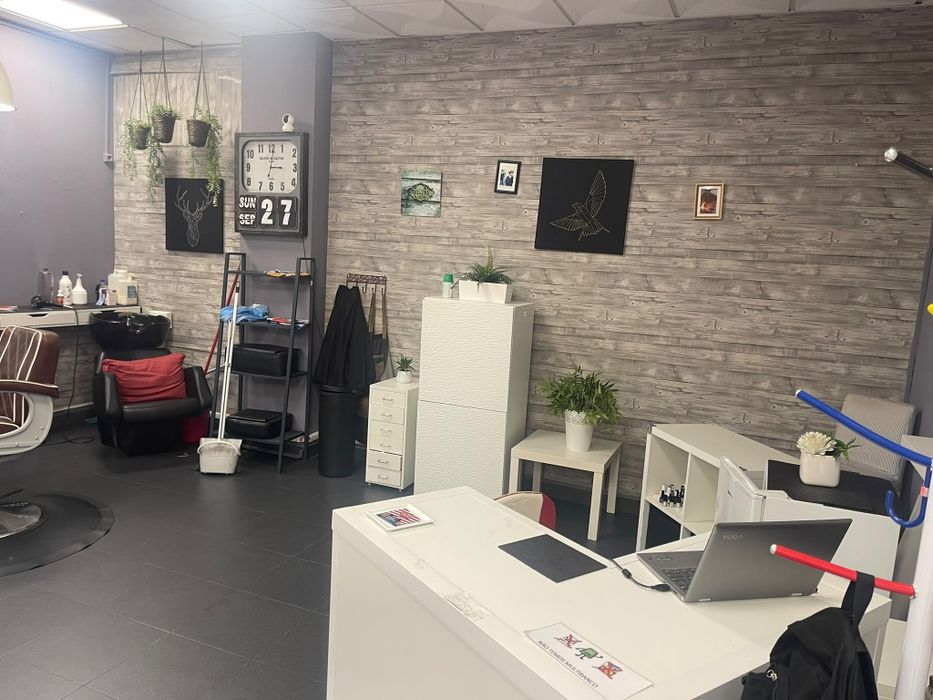 Trespasse de barbearia com muito movimento de cliente dans barbearia e fica bem situado lado pingo doce e escola