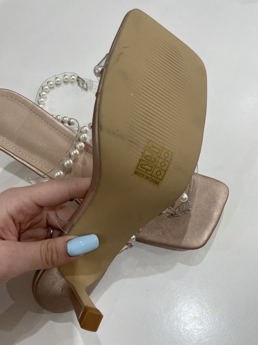 Buty na obcasie perełki