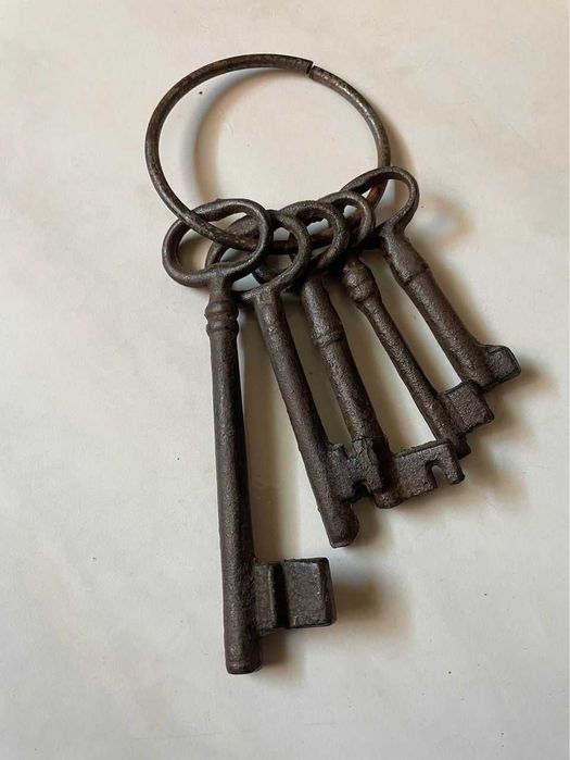 Chaves antigas de ferro para cadeados, móveis, relógios, etc.