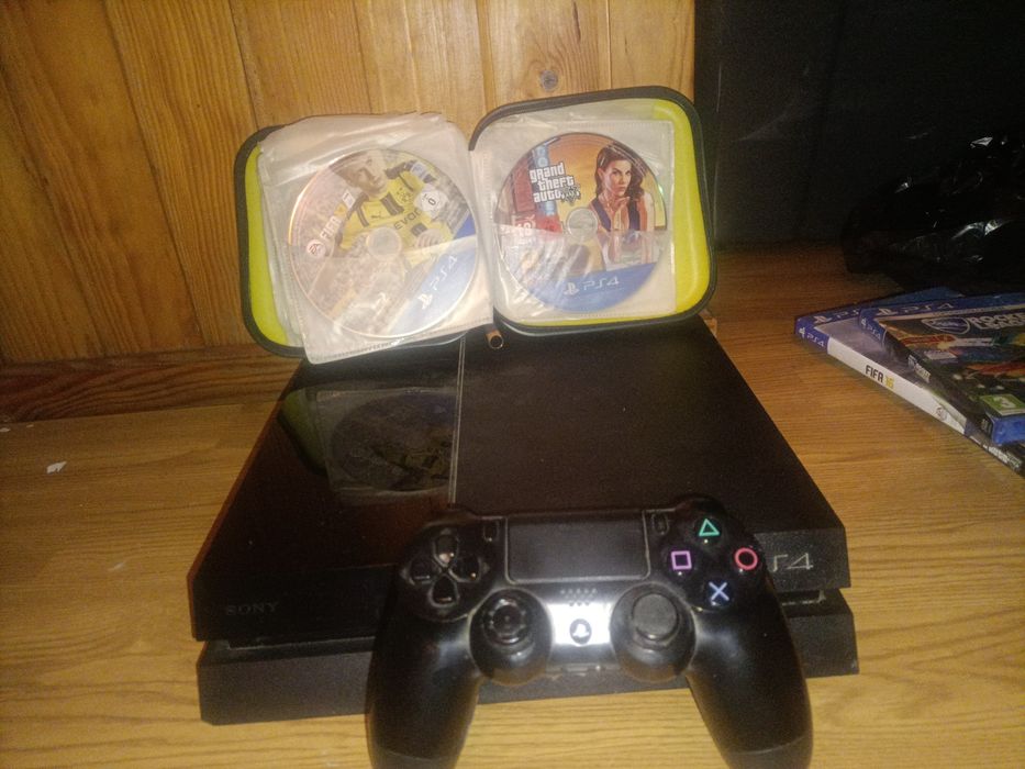 PlayStation 4 + comando + 2 jogos