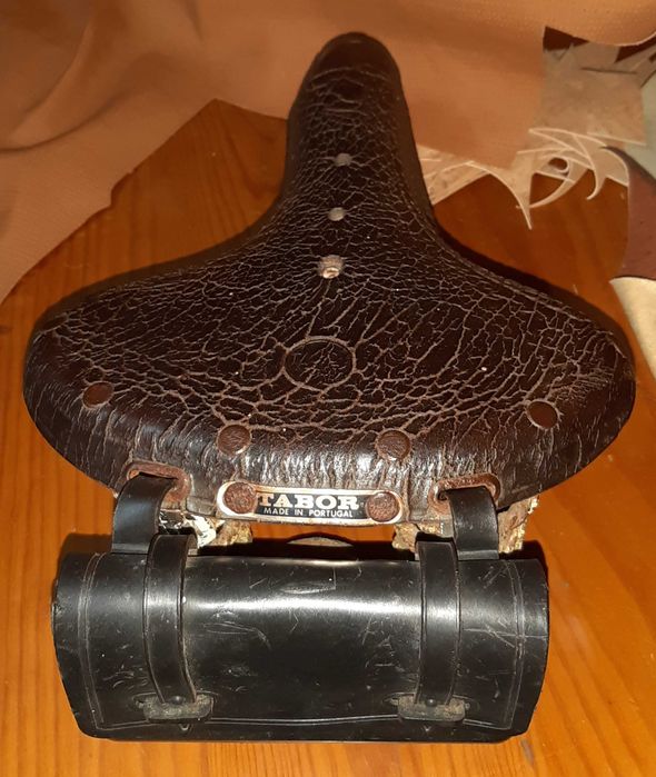 Selim marca Tabor em couro velho com mala de ferramenta