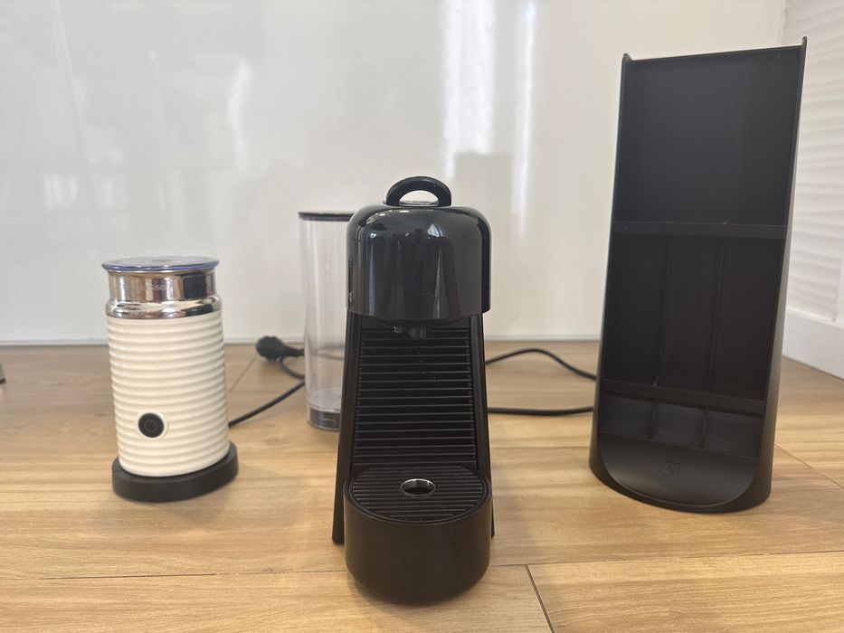 Máquina cafe nespresso, suporte cápsulas e aerocino