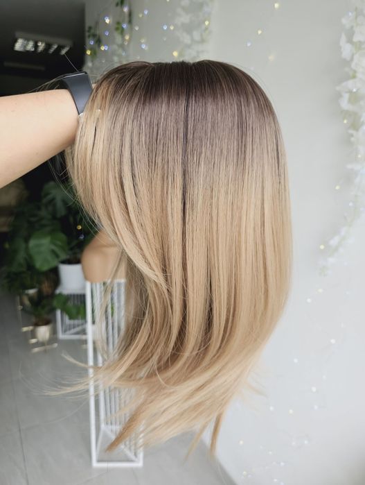 Beżowy blond z odrostem peruka Mia skalp naturalny wygald