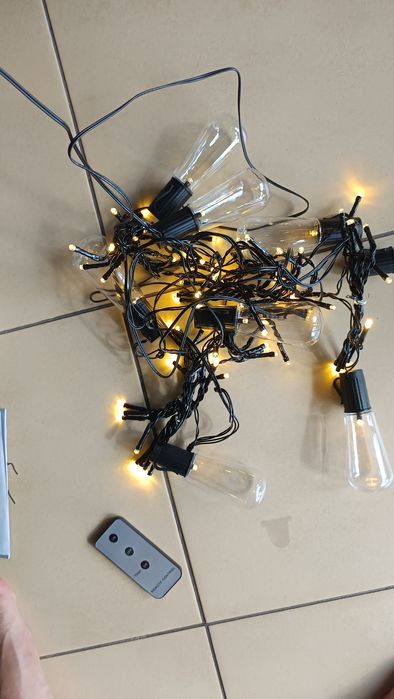Lampki LED pod parasol ogrodowy